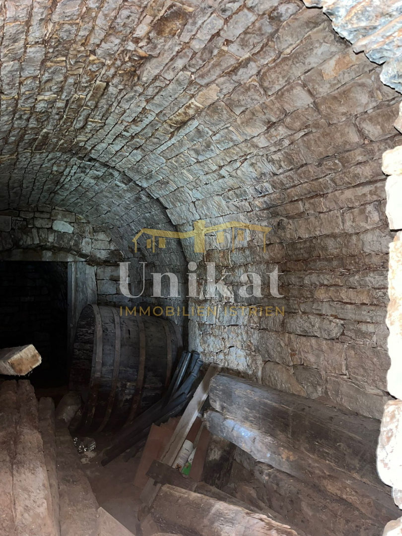 Kamena hiša blizu Višnjana za dokončanje